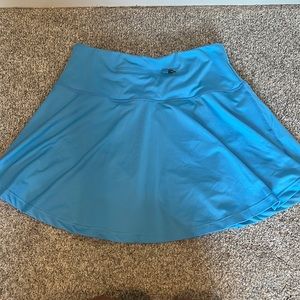 Hugs waist, stops at about mid thigh.